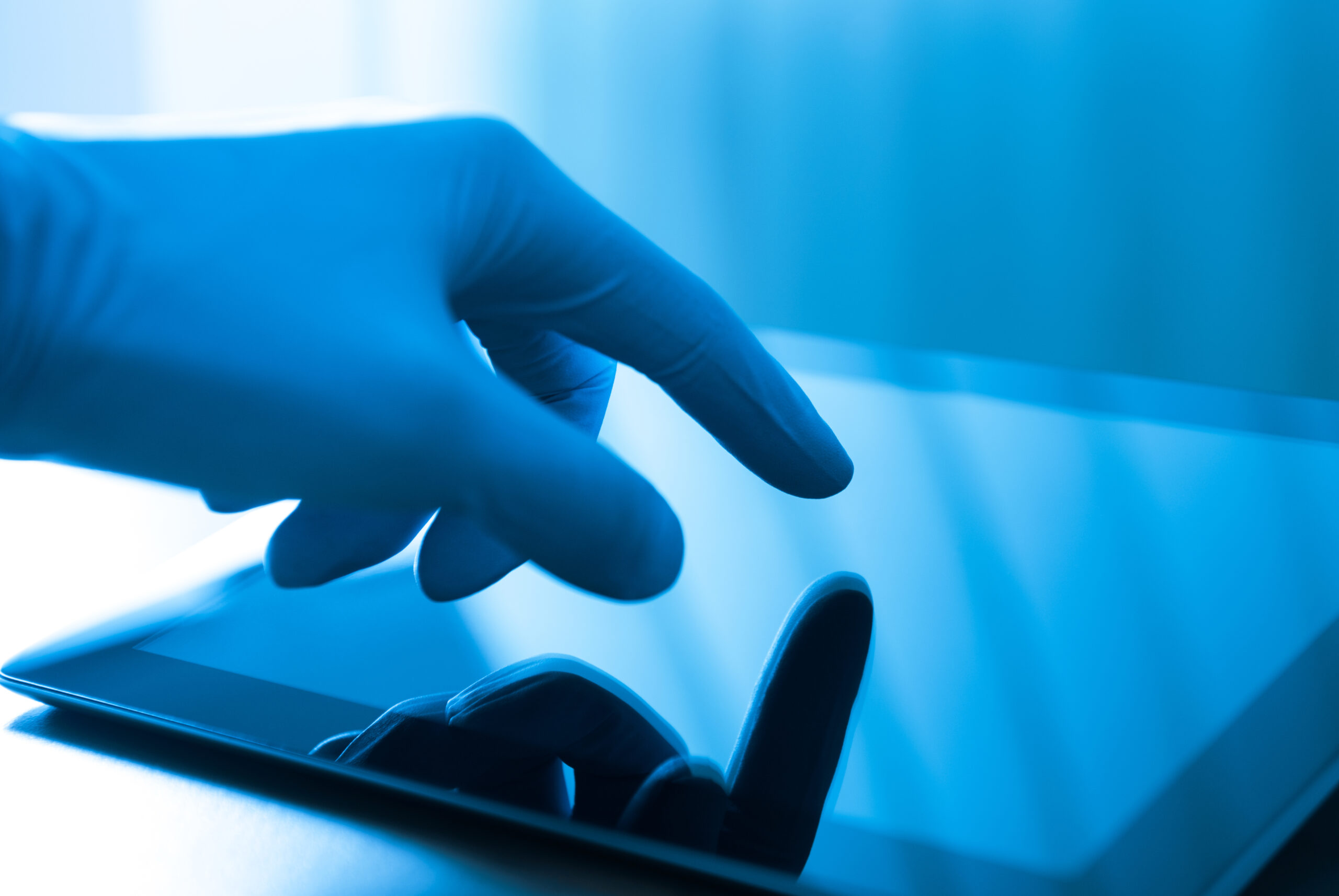 Touchscreen-Compatible Gloves vs. Regular Gloves: What’s the Difference?
